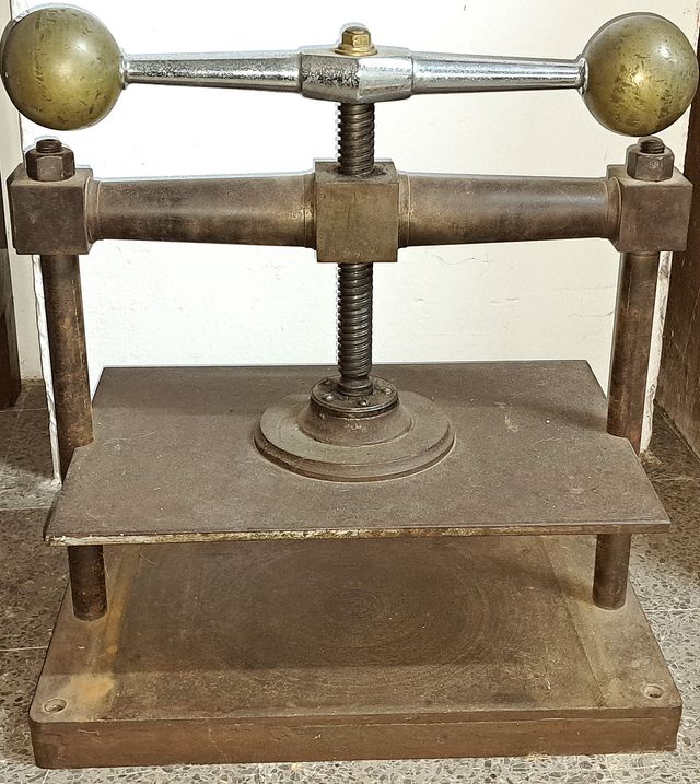 Gran prensa de encuadernación de libros