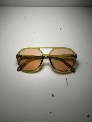 Gafas de sol verdes y naranjas