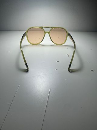 Gafas de sol verdes y naranjas