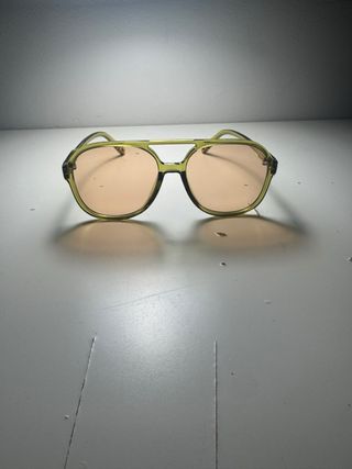 Gafas de sol verdes y naranjas