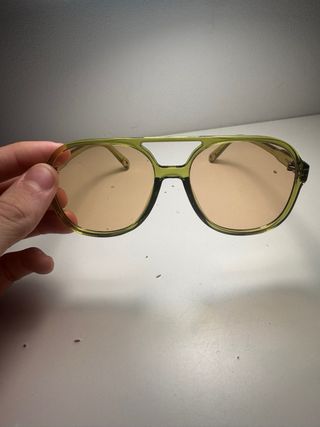 Gafas de sol verdes y naranjas