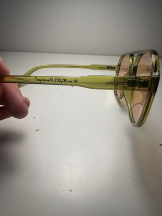 Gafas de sol verdes y naranjas