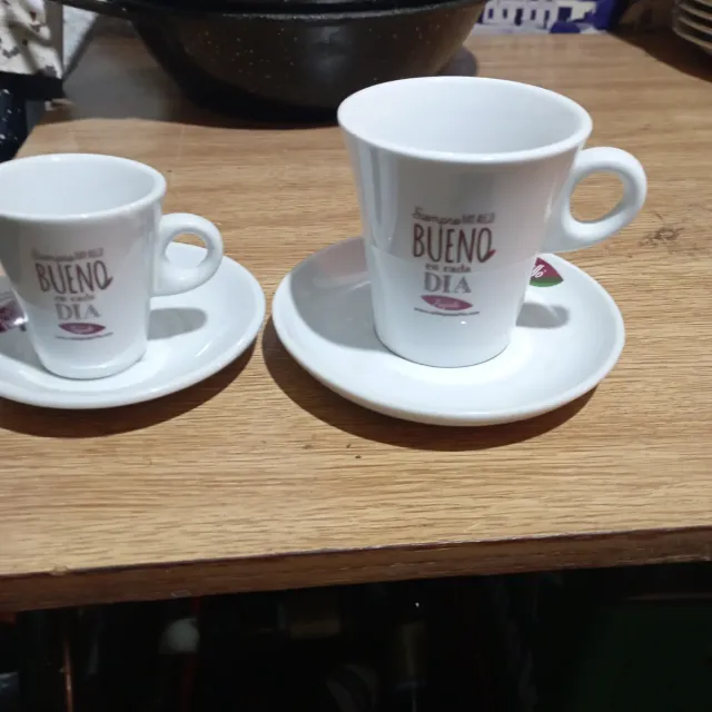 Tazas y platos de cerámica Paquillo