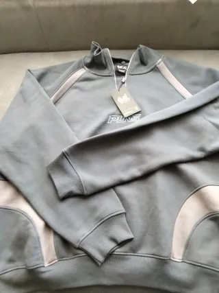 Sudadera gris con cremallera y logo