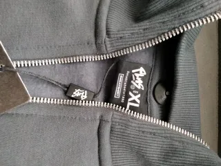 Sudadera gris con cremallera y logo