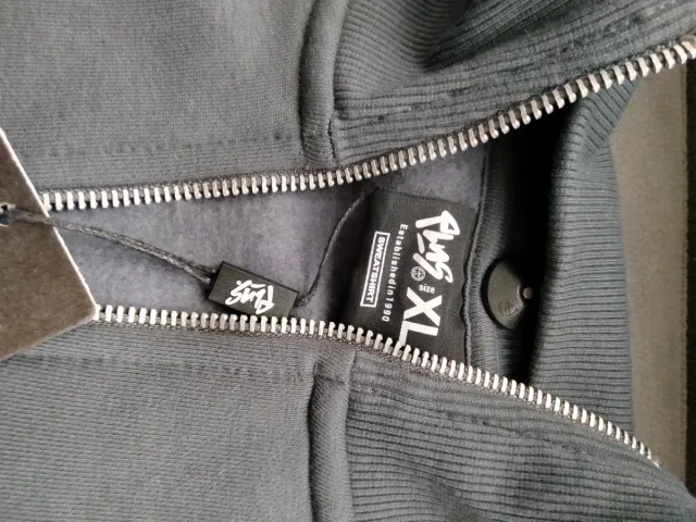 Sudadera gris con cremallera y logo