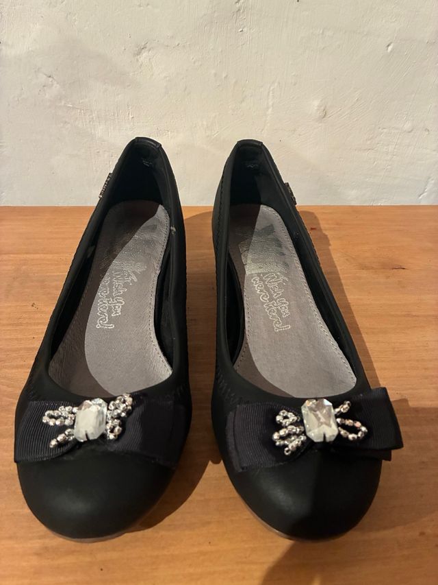 Zapatos negros con lazo y pedrería