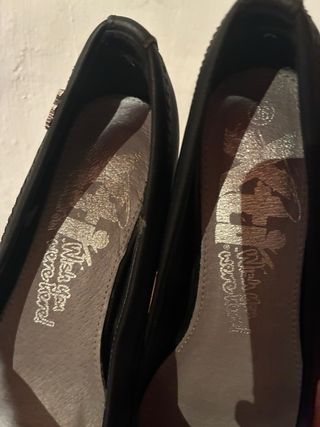 Zapatos negros con lazo y pedrería