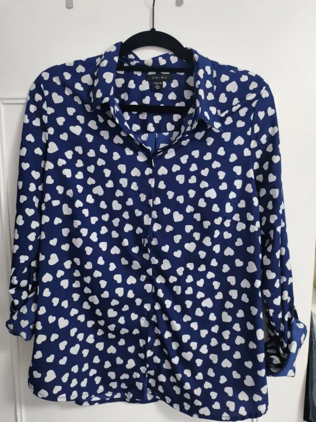 Camiseta AMISU azul con corazones blancos Talla L