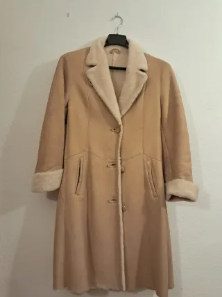Abrigo piel vuelta beige