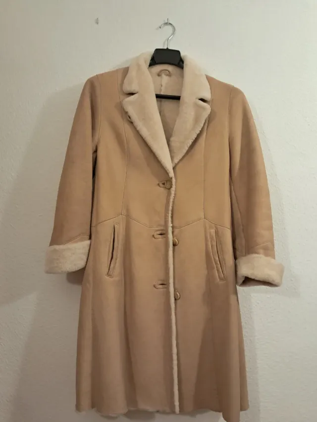 Abrigo piel vuelta beige