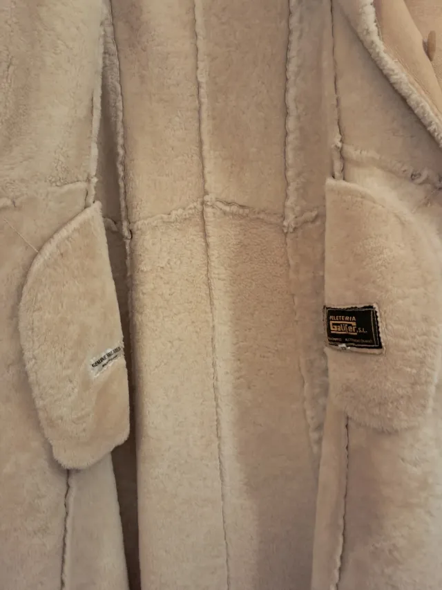 Abrigo piel vuelta beige