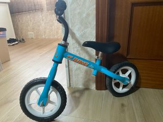 Bicicleta de equilibrio infantil azul