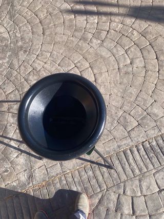 Biotrituradora verde con patas