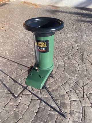 Biotrituradora verde con patas