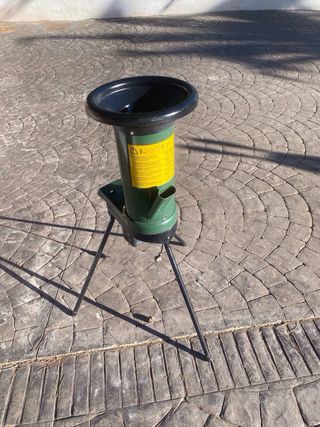 Biotrituradora verde con patas