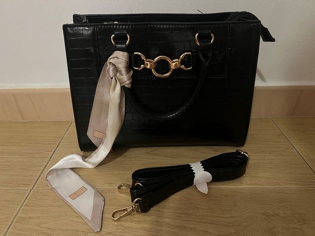 Bolso negro Deichmann con pañuelo.