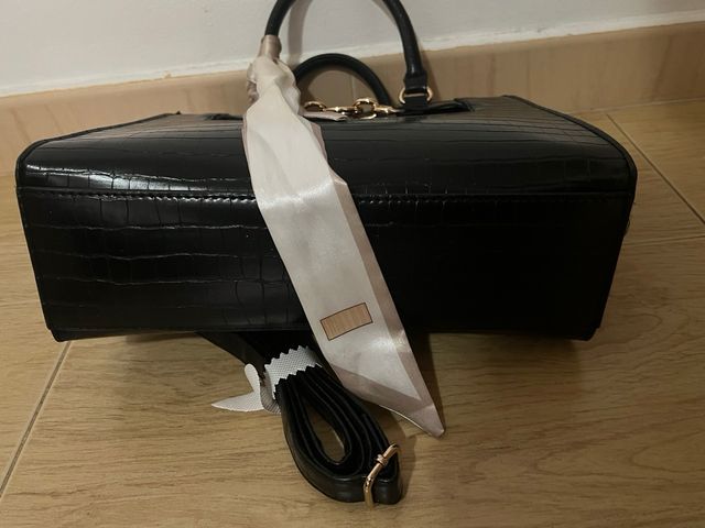 Bolso negro Deichmann con pañuelo.