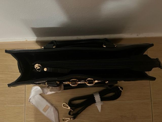 Bolso negro Deichmann con pañuelo.