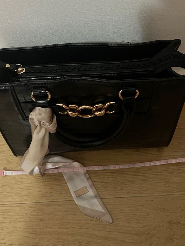 Bolso negro Deichmann con pañuelo.