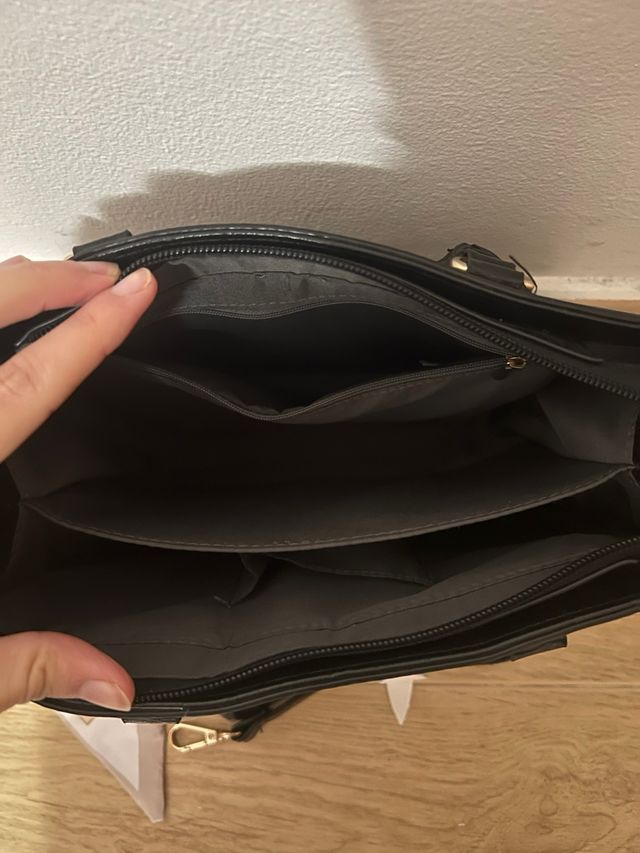 Bolso negro Deichmann con pañuelo.