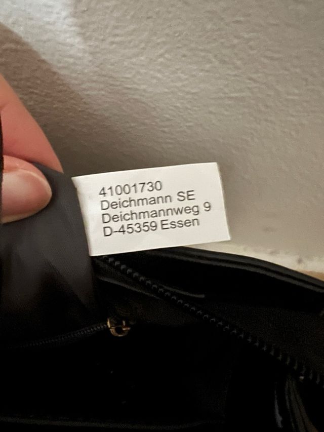 Bolso negro Deichmann con pañuelo.