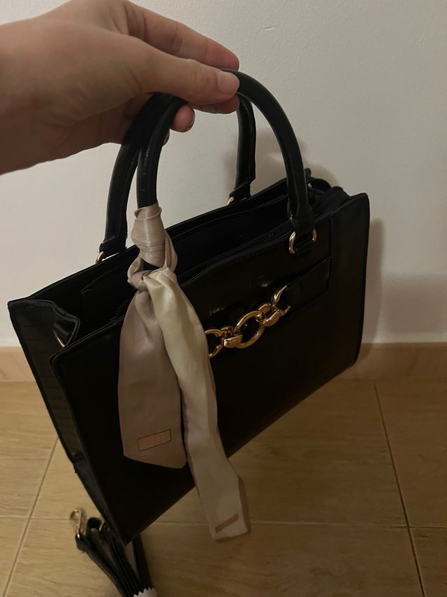 Bolso negro Deichmann con pañuelo.