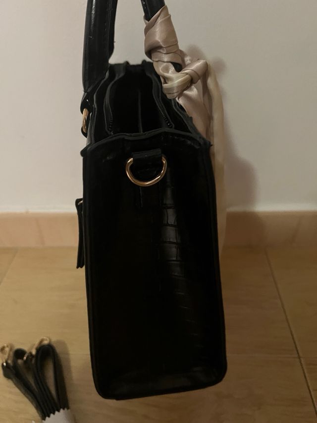 Bolso negro Deichmann con pañuelo.