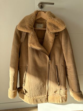 Abrigo Stradivarius beige pelo sintético