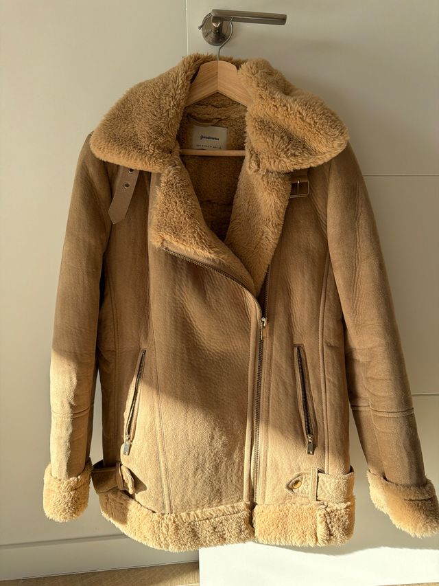 Abrigo Stradivarius beige pelo sintético