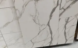 Rodapiés de porcelana efecto mármol