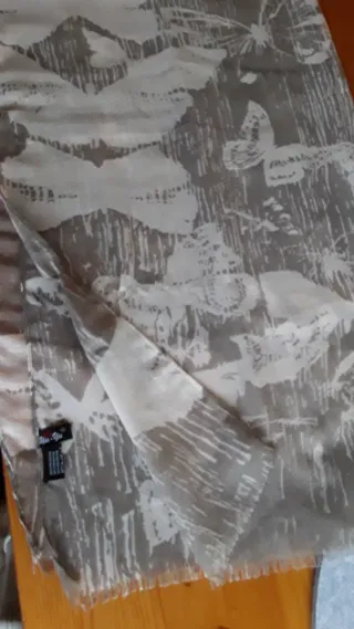 Fular con dibujos de mariposas