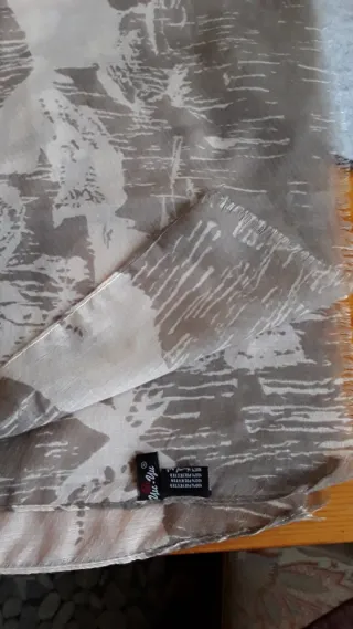 Fular con dibujos de mariposas