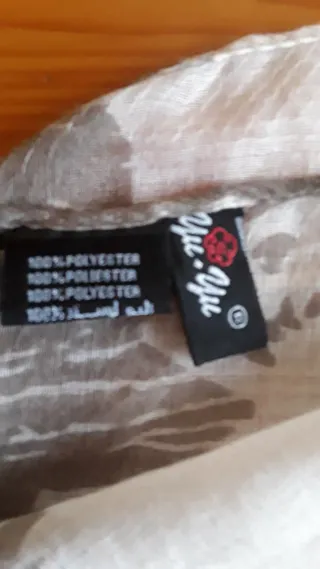 Fular con dibujos de mariposas