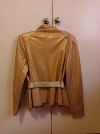 Chaqueta de cuero beige y dorada con cinturón