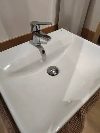 Lavabo de pie con grifo