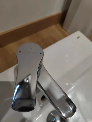 Lavabo de pie con grifo