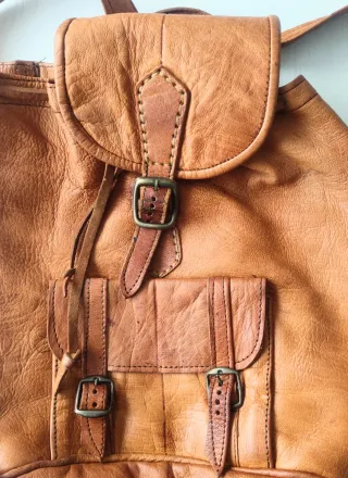 Mochila de cuero marrón claro