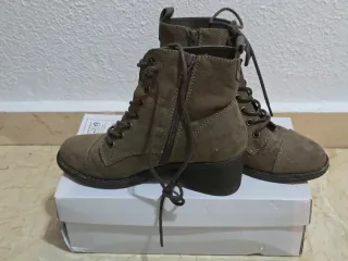 Botines verdes con cordones y tacón