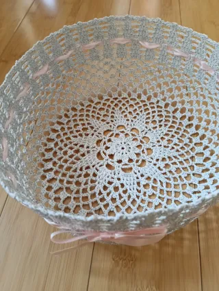 Cestino uncinetto decorato con nastri