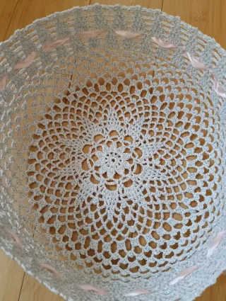 Cestino uncinetto decorato con nastri