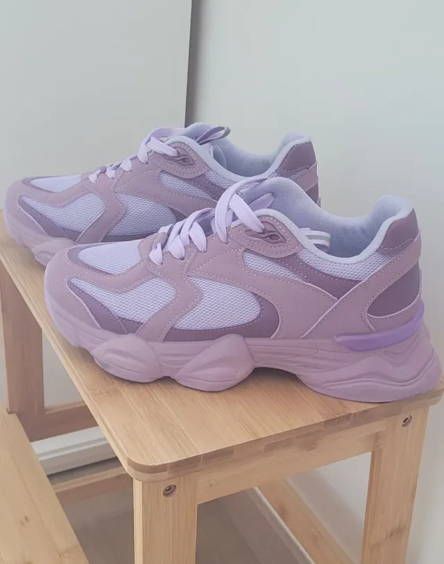 Deportivas lilas nuevas