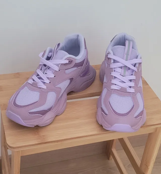 Deportivas lilas nuevas