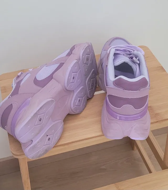 Deportivas lilas nuevas