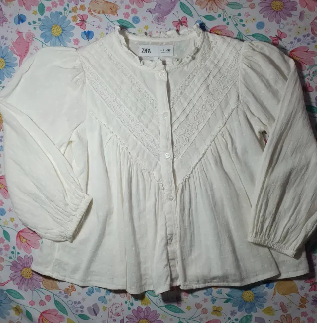 Blusa niña Zara blanca con volantes