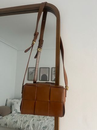 Bolso de cuero marrón tejido