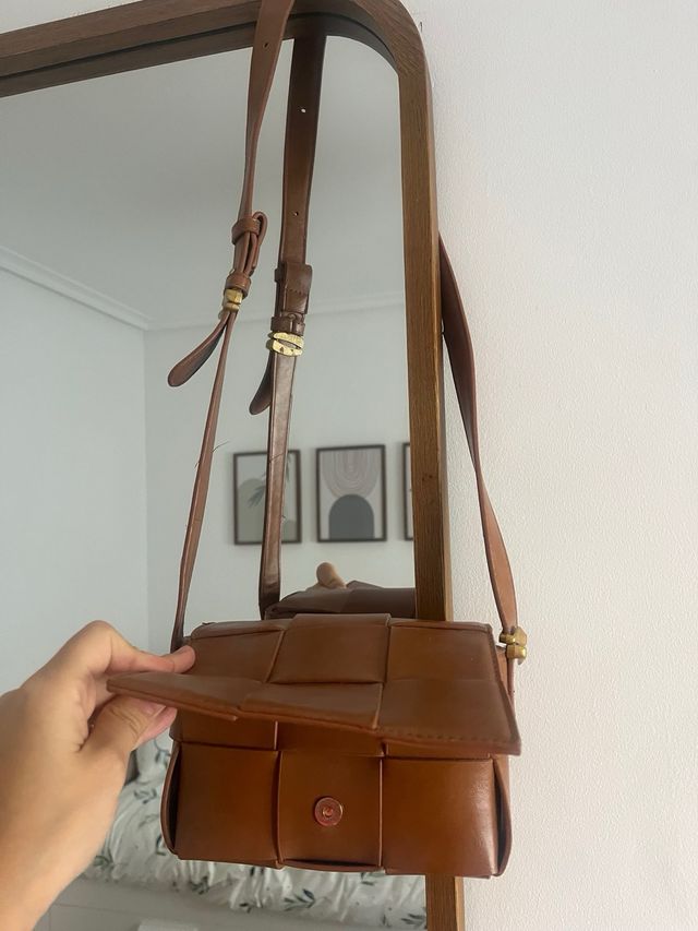 Bolso de cuero marrón tejido