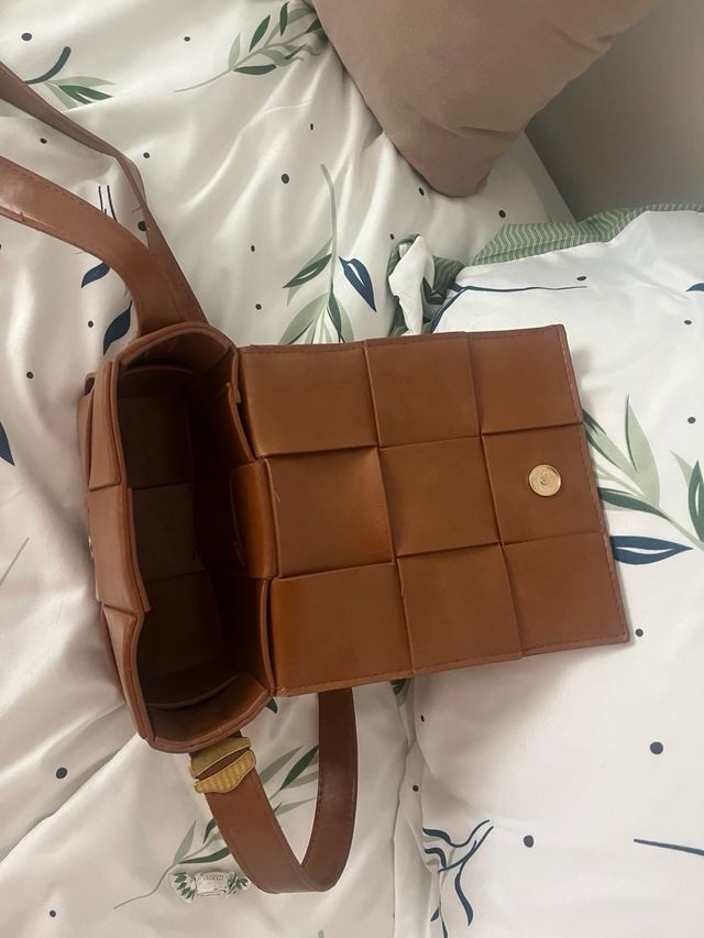 Bolso de cuero marrón tejido