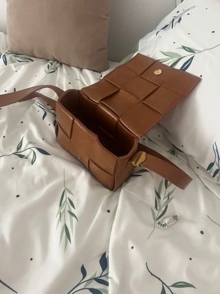 Bolso de cuero marrón tejido