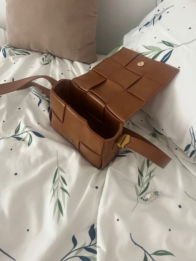 Bolso de cuero marrón tejido